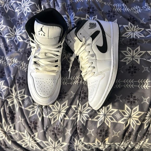 Jordan 1’s - Picture 2 of 5